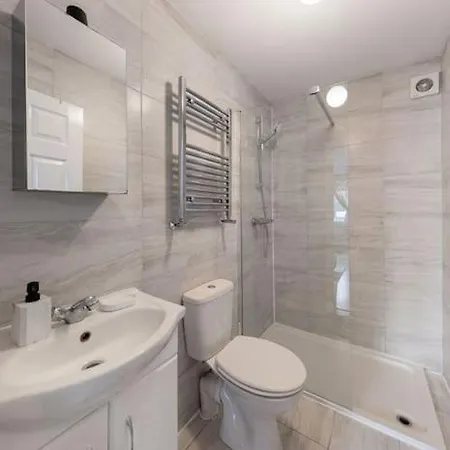 Parkside Haven, Modern 2-Bed Flat With Ensuites, Free Parking & Self Check-In Perivale Exterior photo