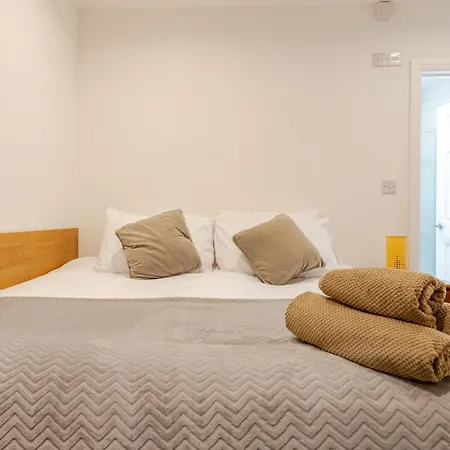 Parkside Haven, Modern 2-Bed Flat With Ensuites, Free Parking & Self Check-In Perivale Exterior photo
