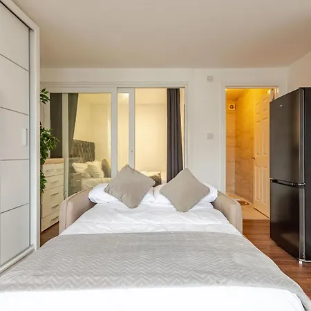Parkside Haven, Modern 2-Bed Flat With Ensuites, Free Parking & Self Check-In Perivale Exterior photo