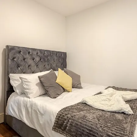 Parkside Haven, Modern 2-Bed Flat With Ensuites, Free Parking & Self Check-In Perivale Exterior photo