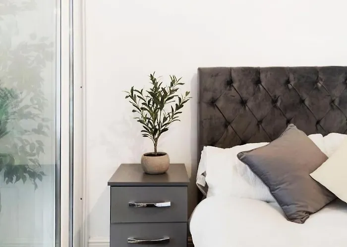 Parkside Haven, Modern 2-Bed Flat With Ensuites, Free Parking & Self Check-In