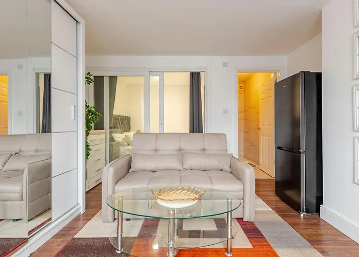 Parkside Haven, Modern 2-Bed Flat With Ensuites, Free Parking & Self Check-In