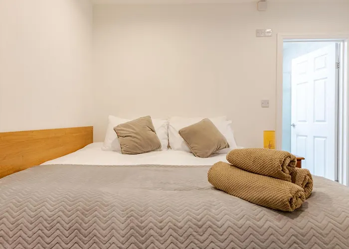 Parkside Haven, Modern 2-Bed Flat With Ensuites, Free Parking & Self Check-In