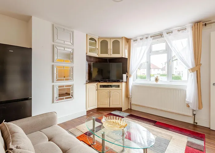 Parkside Haven, Modern 2-Bed Flat With Ensuites, Free Parking & Self Check-In