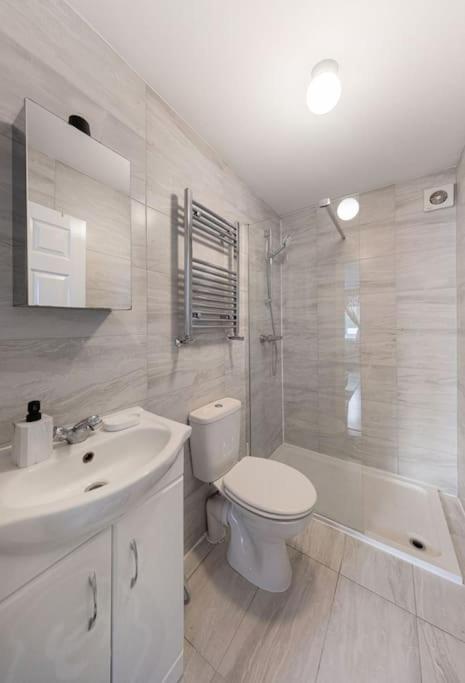 Parkside Haven, Modern 2-bed Flat With Ensuites, Free Parking & Self Check-in Apartment