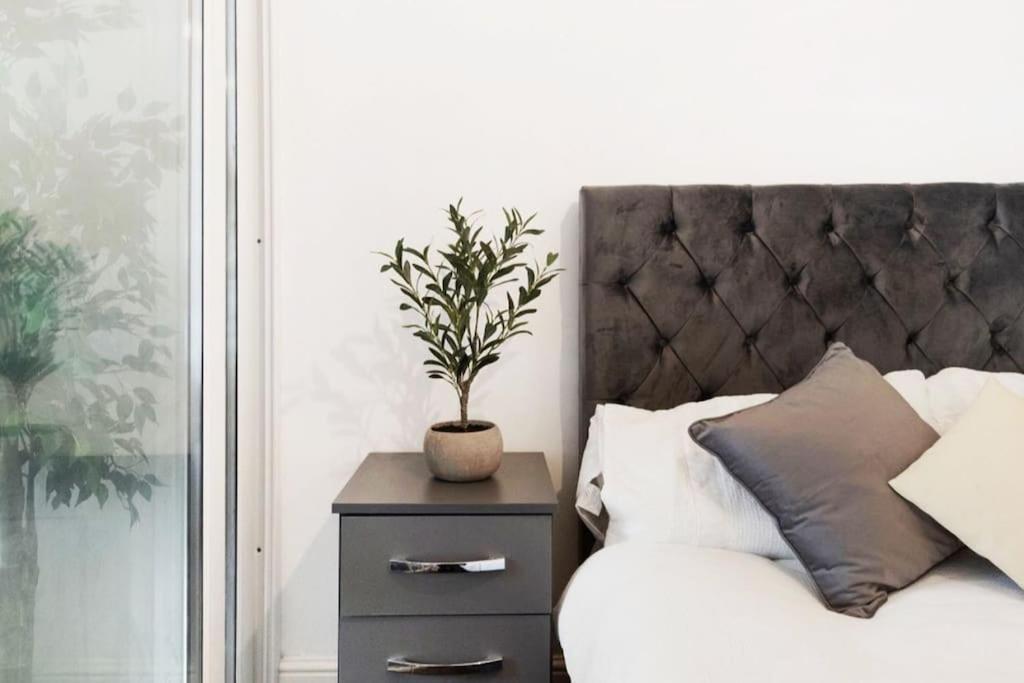 Parkside Haven, Modern 2-bed Flat With Ensuites, Free Parking & Self Check-in *