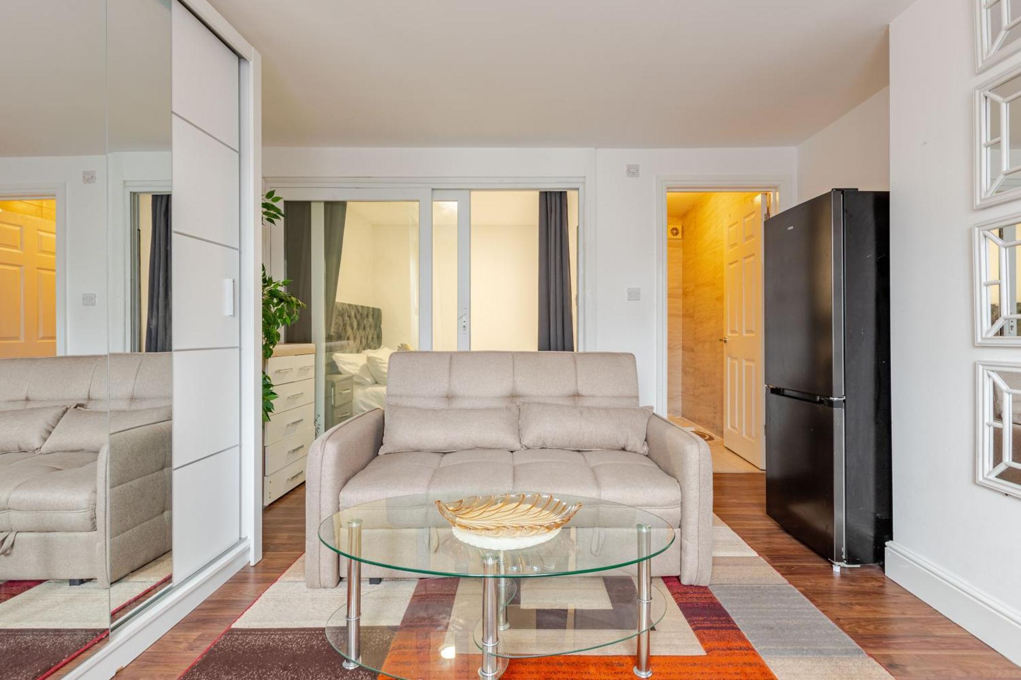 Parkside Haven, Modern 2-bed Flat With Ensuites, Free Parking & Self Check-in Apartment *