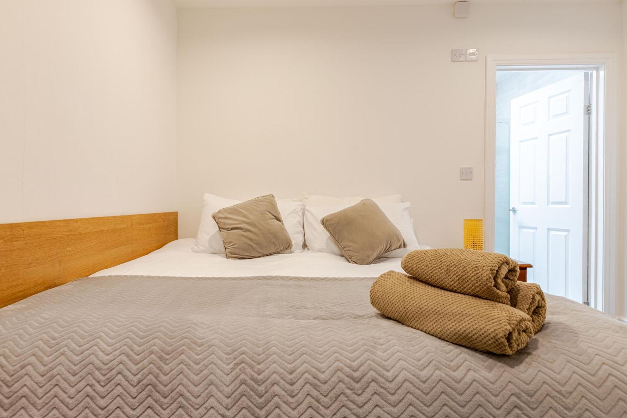 Parkside Haven, Modern 2-bed Flat With Ensuites, Free Parking & Self Check-in Apartment
