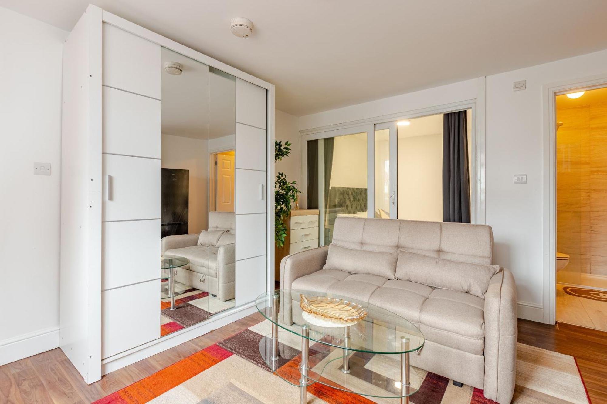 Parkside Haven, Modern 2-bed Flat With Ensuites, Free Parking & Self Check-in * Perivale