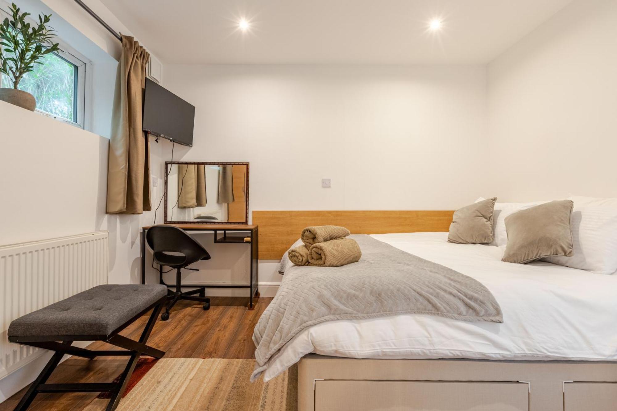Parkside Haven, Modern 2-bed Flat With Ensuites, Free Parking & Self Check-in Apartment