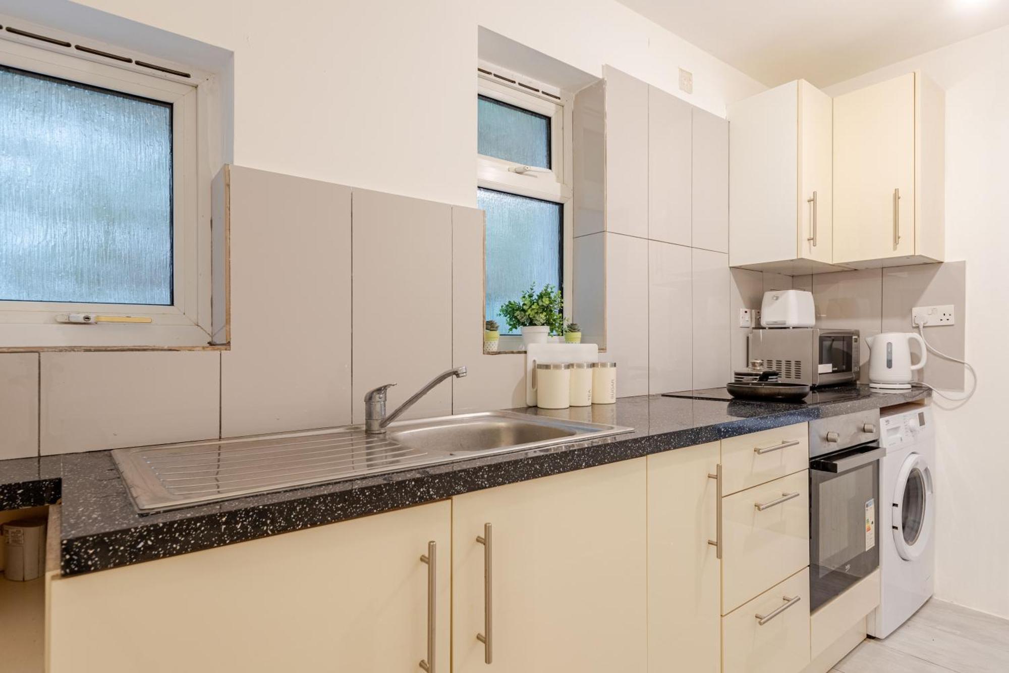 Parkside Haven, Modern 2-bed Flat With Ensuites, Free Parking & Self Check-in *