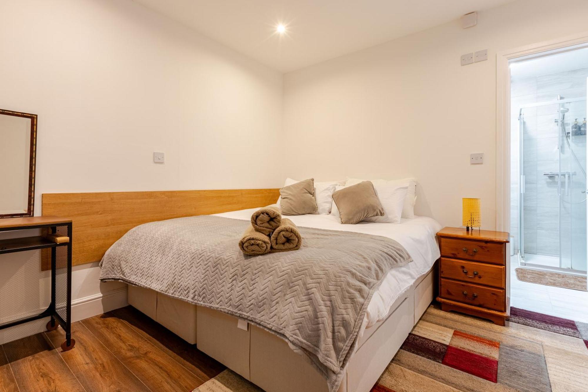 Parkside Haven, Modern 2-bed Flat With Ensuites, Free Parking & Self Check-in * Perivale