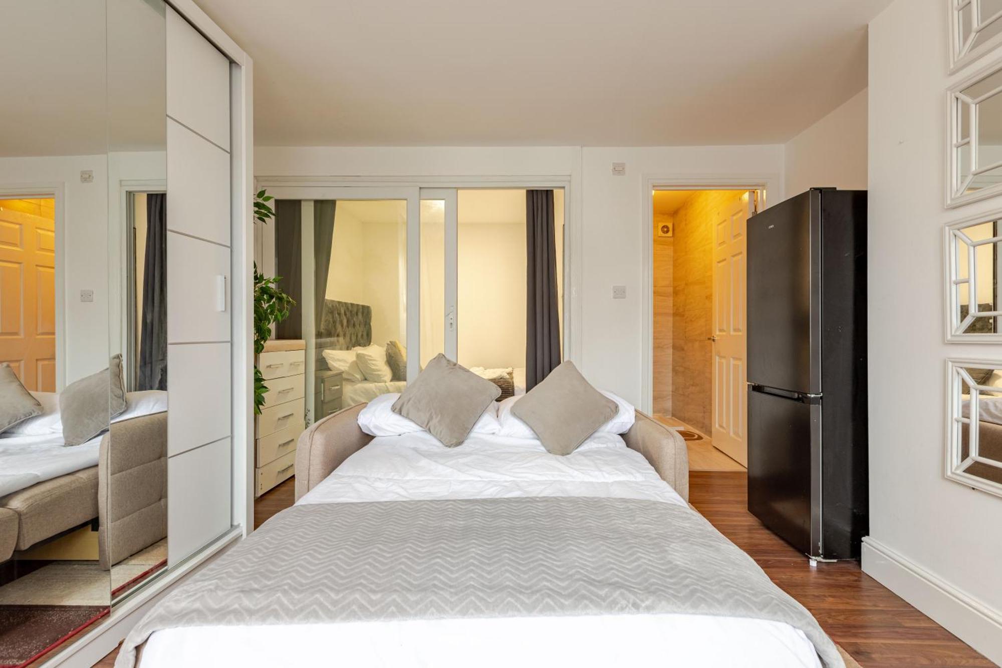 Parkside Haven, Modern 2-bed Flat With Ensuites, Free Parking & Self Check-in