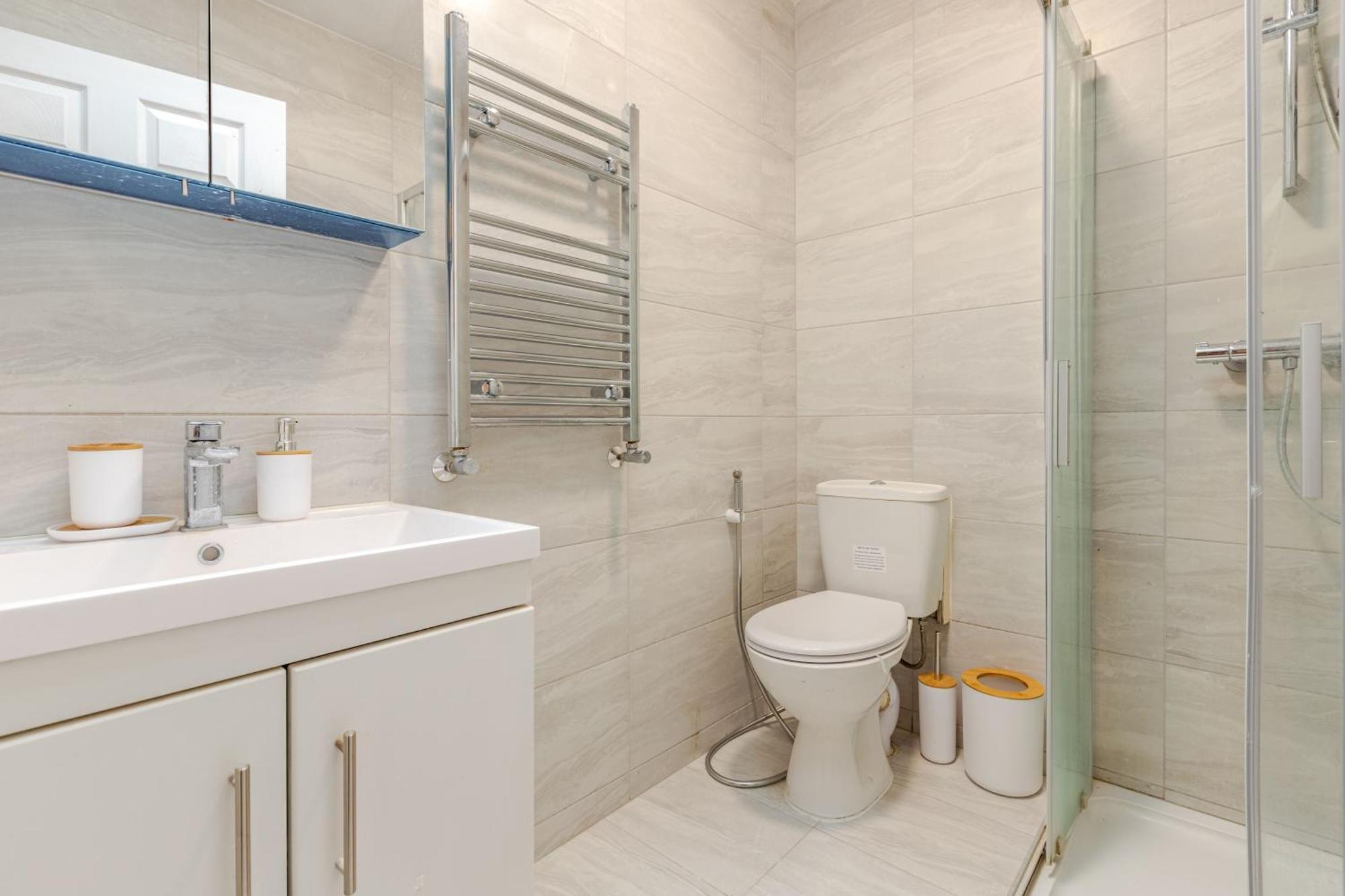 Parkside Haven, Modern 2-bed Flat With Ensuites, Free Parking & Self Check-in Apartment