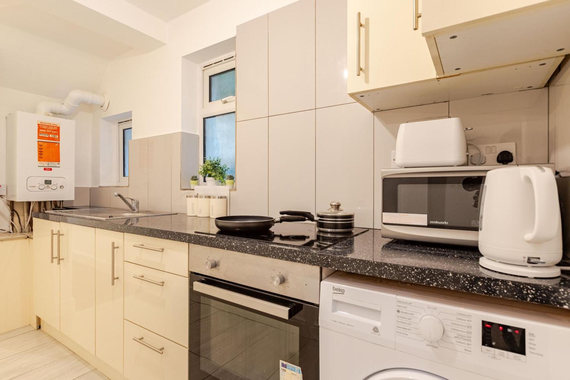 Parkside Haven, Modern 2-bed Flat With Ensuites, Free Parking & Self Check-in Apartment *